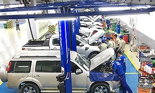 Công nhân một doanh nghiệp FDI đang kiểm tra kỹ thuật xe
