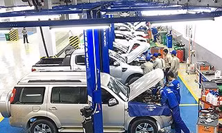 Công nhân một doanh nghiệp FDI đang kiểm tra kỹ thuật xe