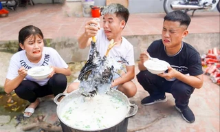Hưng Vlog (người cầm con gà) hai lần bị xử phạt vì đăng tải các nội dung không phù hợp, trái thuần phong mỹ tục lên mạng xã hội