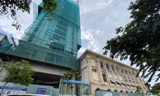 Bên trong trụ sở Cục Hải quan TPHCM đang mọc lên tòa cao ốc cao 21 tầng, bên cạnh là tòa nhà A được xây từ năm 1885