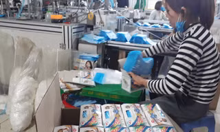 Dù hoạt động hết công suất nhưng các xưởng sản xuất khẩu trang ở xã Xuân Lai luôn trong tình trạng cháy hàng. Ảnh: Nguyễn Thắng 
