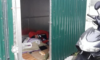 Chị Hoa và con phải sống tạm trong một nhà quây tôn sau khi bị cưỡng chế