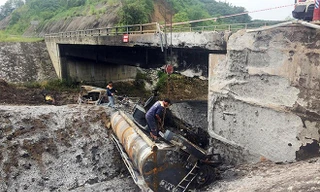 Hiện trường vụ việc xe bồn chở xăng cháy khiến cầu trên cao tốc Nội Bài - Lào Cai hư hỏng. Ảnh: Nguyễn Hoàn.