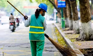 Công nhân nhiều lĩnh vực công ích Hà Nội đang bị giảm hoặc cắt lương do thành phố chậm thanh toán