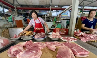 Giá thịt lợn đến tay người tiêu dùng vẫn ở mức cao ngất ngưởng. Ảnh: Việt Linh