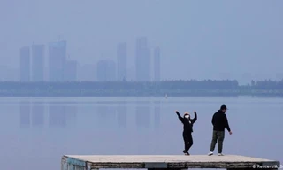 Người dân Vũ Hán thoát cảnh phong tỏa từ ngày 8/4. Ảnh: Getfy