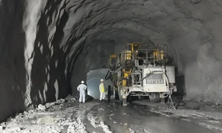 Đơn vị thi công thực hiện phun vỏ hầm Hải Vân 2 ở những nơi đã hoàn tất công tác đào khoan xong vòm hầm