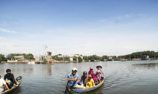 Người dân phải chèo đò sang sông. Ảnh: Tr.Định