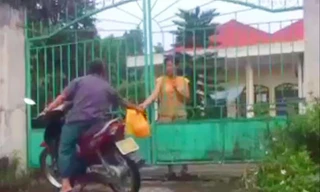 Hình ảnh nghi là vận chuyển quà ra khỏi Trung tâm Nuôi dưỡng người già và trẻ tàn tật