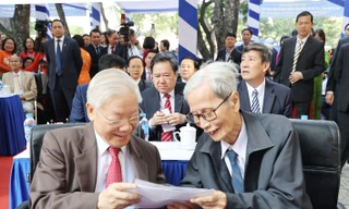 Tổng Bí thư, Chủ tịch nước Nguyễn Phú Trọng gặp lại thầy giáo chủ nhiệm tại lễ kỷ niệm. Ảnh: Trí Dũng