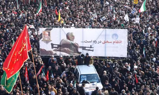 Đám đông tham gia tang lễ tướng Soleimani trên đường phố Tehran. Ảnh: Getty