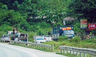 Hàng loạt ô tô vượt rào tôn hộ lan vào quán cơm ven cao tốc Nội Bài - Lào Cai. Ảnh: Nguyễn Hoàn.