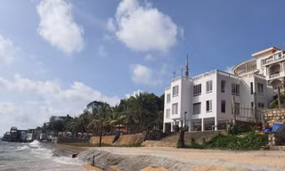 Bãi biển tại thị trấn Dương Đông bị bê tông hóa. Ảnh: Hồng Lĩnh