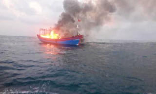 Tàu cá mang số hiệu NA 97673 TS bị cháy ngoài khơi vùng biển Cồn Cỏ (Quảng Trị). Ảnh: Mạnh Hùng