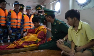 Lực lượng BĐBP Quảng Trị hỏi thăm sức khỏe các ngư dân Nghệ An gặp nạn. Ảnh: Mạnh Hùng.