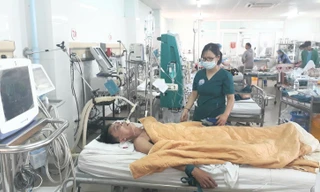 Ông Nguyễn Văn Nhật, Trưởng Trạm y tế xã Triệu Độ đang điều trị tại Khoa Hồi sức tích cực-chống độc Bệnh viện Đa khoa tỉnh Quảng Trị. Ảnh: Ngọc Vũ