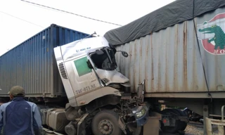 Hai container đối đầu trên Quốc lộ 9, một tài xế tử vong