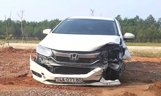 Chiếc xe ôtô 74A-077.80 bị hư hỏng phần đầu sau khi gây tai nạn rồi bỏ trốn