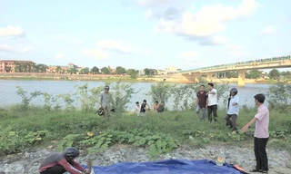 Nhóm cứu hộ đưa thi thể nam sinh Thái Thanh Phong lên bờ. Ảnh: H.Thơ