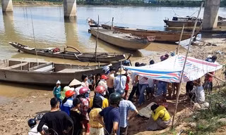 Thi thể đứa trẻ xấu số con anh Tứ chị Hương được tìm thấy trên sông Thạch Hãn ởi khu vực chân cầu Đại Lộc, xã Triệu Thuận. Ảnh: CA.