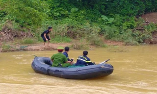 Lực lượng chức năng nỗ lực tìm kiếm người phụ nữ trồng cây thuê bị nước cuốn trôi