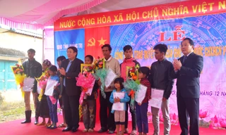 Trao quyết định của Chủ tịch nước cho nhập quốc tịch Việt Nam đối với 119 người Lào sinh sống ở Hướng Hóa (Quảng Trị). ​