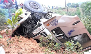 Xe tải đông lạnh lật nhào bên Quốc lộ 1, ba người thương vong