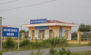 Cận cảnh bến xe bạc tỷ không một bóng người, bóng xe