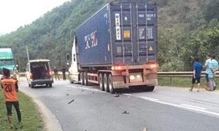 Hiện trường vụ tai nạn thương tâm làm 2 người chết, 1 bị thương nặng. Ảnh: H.Thơ