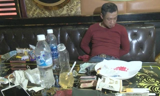 Đối tượng Nguyễn Thái Tân bị bắt tại phòng hát karaoke Táo Đỏ lúc 23h đêm 20/12. Ảnh: CA