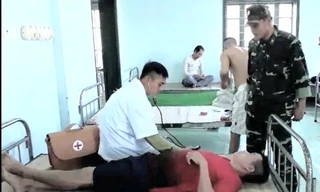 Các thủy thủ tàu hàng vận tải Vũ Gia 09 được đưa vào bờ chăm sóc sức khở. Ảnh: BP