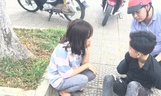 Lê Văn Hoài (áo đen) sau khi đâm anh Lan đã bị người dân khống chế