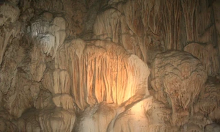 Thạch nhũ trong động Tú Làn
