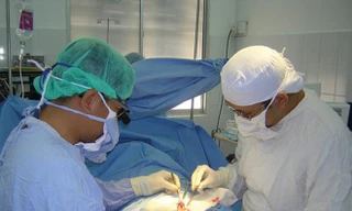 Vì sao phải trên 18 tuổi, độc thân mới được chuyển giới?