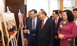 Thủ tướng Nguyễn Xuân Phúc và lãnh đạo thành phố Hà Nội thăm triển lãm ảnh về phong trào thi đua yêu nước thành phố Hà Nội