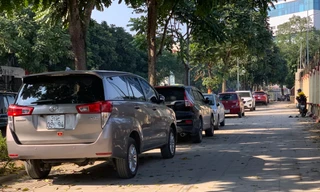 Sau chỉ đạo của Chủ tịch Hà Nội, ô tô vẫn la liệt trên vỉa hè vừa sửa chữa