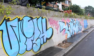 Vẽ graffiti tự phát trên đường trăm tỷ ở Hà Nội