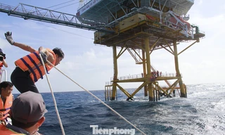 Vượt sóng dữ vào nhà giàn DK1