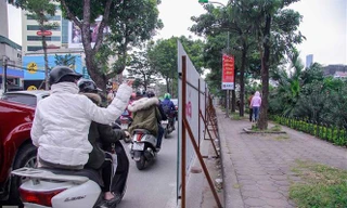 Hà Nội xén vỉa hè, dải phân cách đường Láng dịp sát Tết