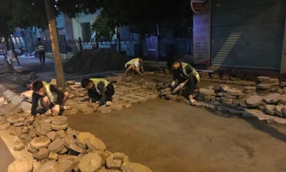 Bất ngờ cảnh lát vỉa hè bằng gạch bát giác tự chèn ở Hà Nội