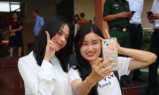 Hoa hậu Việt Nam Thanh Thủy bên thanh niên, chiến sĩ biên phòng Kiên Giang