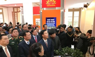 Trưởng ban Tuyên giáo T.Ư Võ Văn Thưởng và các đại biểu tham quan triển lãm