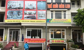 Đô thị ven đại lộ Thăng Long ngập nặng, dân đắp 'tường cát' chống nước