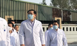 Bí thư Hà Nội Vương Đình Huệ thăm, kiểm tra khu điều trị Covid-19 Bệnh viện Đức Giang - Ảnh: Dân trí