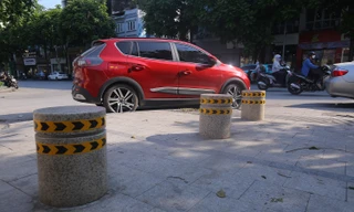 Hà Nội: Đặt trụ đá ngăn ô tô 'cày xới' vỉa hè lát đá