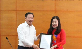 Phó Chủ tịch UBND thành phố Hà Nội Lê Hồng Sơn trao quyết định cho bà Phạm Thị Thanh Hương