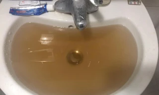 Vì sao nước sinh hoạt ở nhiều chung cư ở Hà Nội có màu vàng, vẩn đục?