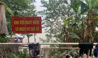 Bờ sông Hồng sạt lở đe doạ an toàn 30 hộ dân quận Hoàn Kiếm