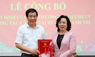 Phó Bí thư Thường trực Thành ủy Ngô Thị Thanh Hằng trao quyết định cho ông Lê Tiến Nhật
