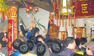 Cảnh cướp lễ vật ở đền Trần 